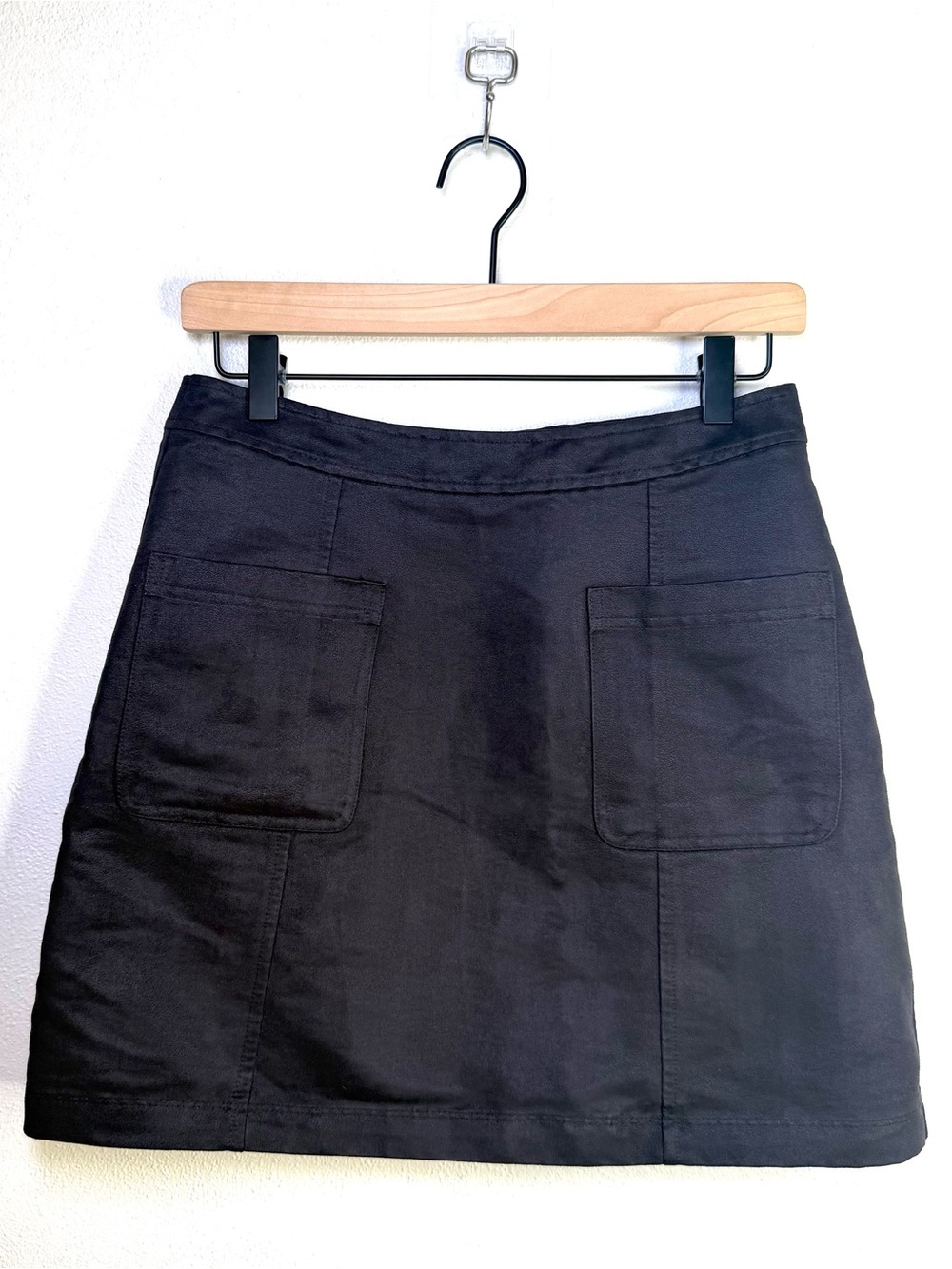 Faux Suede Black Mini Skirt Women’s Size 4 Silver Zipper Pull Detail Moto Modern